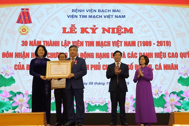 Phó Chủ tịch nước Đặng Thị Ngọc Thịnh trao Huân chương Lao động cho các cá nhân xuất sắc