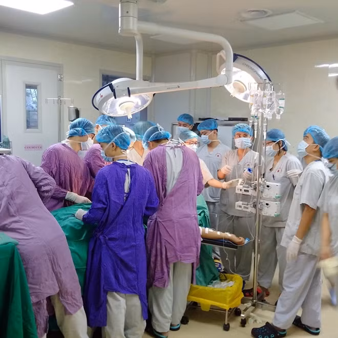 Kíp phẫu thuật mổ cứu bệnh nhân sáng 21-5.