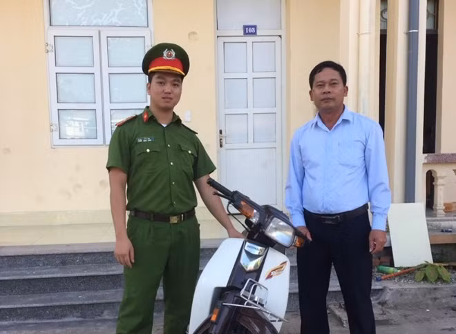 Công an huyện Đầm Hà trao trả xe máy cho anh Tuấn.