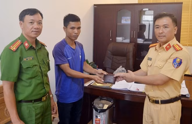 Công an TP Hạ Long trao trả tài sản cho anh Thao