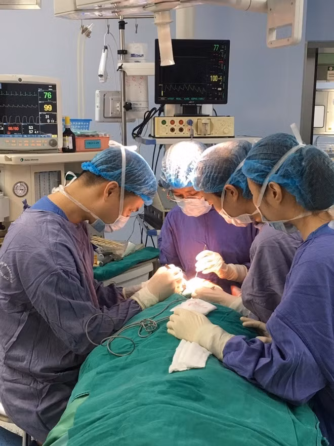 Các bác sĩ đang phẫu thuật lấy mảnh đạn trên mặt cho bệnh nhân