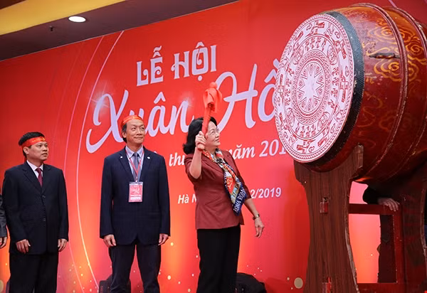 Phó Chủ tịch nước Đặng Thị Ngọc Thịnh đánh trống khai mạc Lễ hội Xuân hồng 2019 ảnh 2