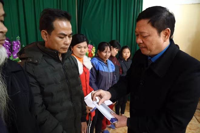 Ông Phan Huy Hoàng, Phó Chủ tịch Công đoàn BIDV trao quà Tết cho người nghèo xã Tứ Quận