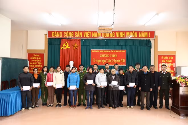 Đại diện Báo CAND, Ngân hàng BIDV, Công an tỉnh Tuyên Quang trao quà Tết cho người nghèo xã Tứ Quận