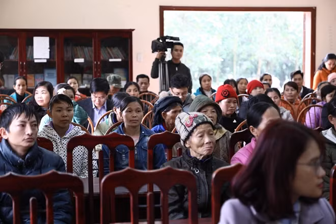 Người dân xã Tứ Quận đến nhận quà Tết