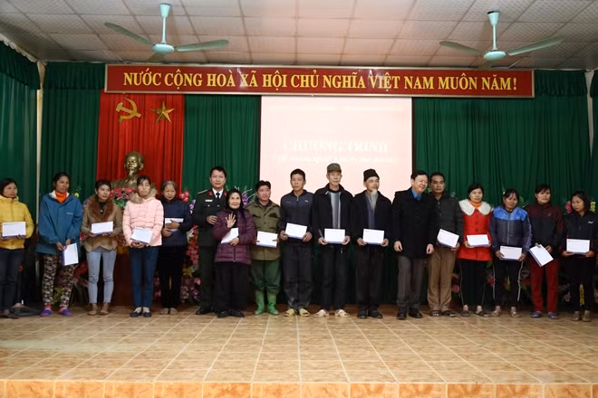 Người nghèo xã Tân Thành nhận quà Tết của Đoàn công tác