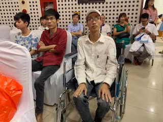 Chàng trai này phải ngồi xe lăn từ năm 12 tuổi do mắc bệnh Hemophilia, nhưng đã nuôi sống mình bằng công việc chữa loa đài