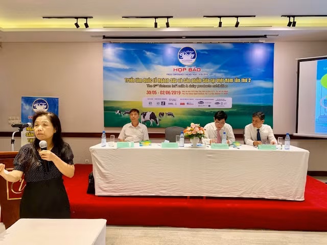 PGS.TS Nguyễn Thị Mai, nguyên Phó Viện trưởng Viện Dinh dưỡng quốc gia trình bày bài phát biểu tại buổi họp báo