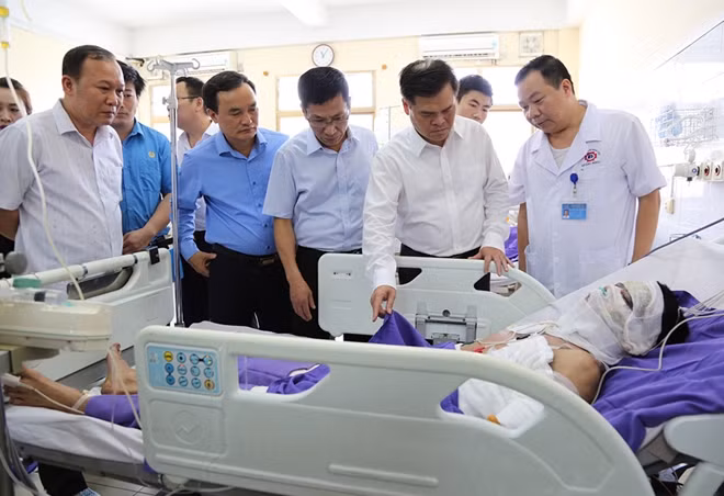 Ông Bùi Văn Khắng, Phó Chủ tịch tỉnh Quảng Ninh hỏi thăm, động viên bệnh nhân