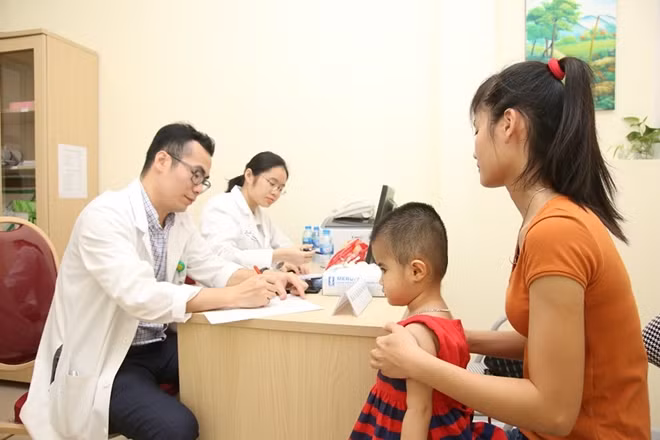 Các cháu bé được các bác sĩ, chuyên gia đầu ngành khám, tư vấn miễn phí