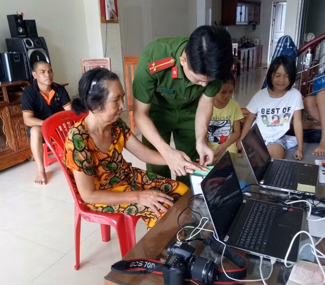 Đến tận nhà làm các thủ tục cấp CCCD cho người già yếu