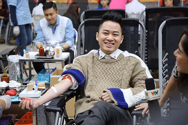 Ca sĩ Tùng Dương cùng chia sẻ dòng máu ấm với cộng đồng, để thấy cuộc đời luôn ý nghĩa