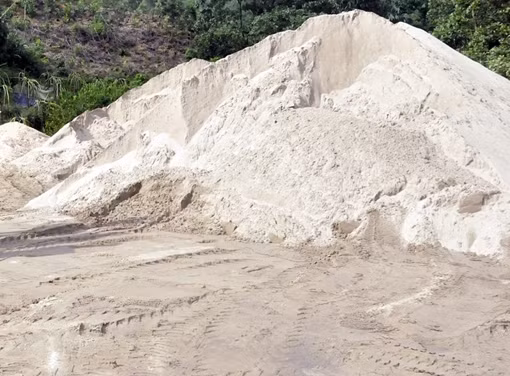 Bị khởi tố vì lập điểm khai thác và tập kết cát trái phép 