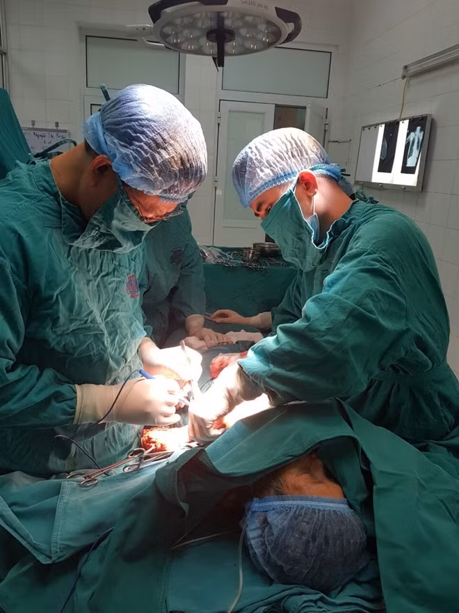 E -kip phẫu thuật cho cụ R