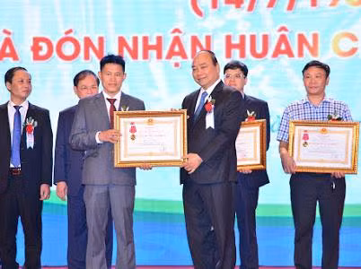 Thủ tướng trao Bằng khen cho các tập thể, cá nhân có thành tích xuất sắc