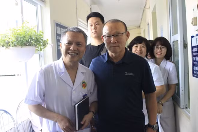 Ông Park được các bác sĩ tiếp đón nhiệt tình.