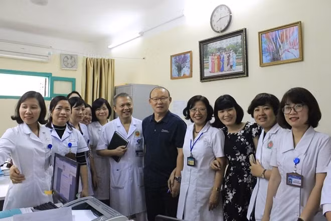 Và chụp ảnh với bác sĩ của bệnh viện.