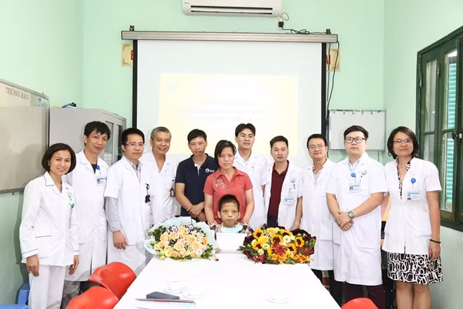 Gia đình bệnh nhân Nguyễn Văn Đức và các Giáo sư, bác sĩ BV Việt Đức