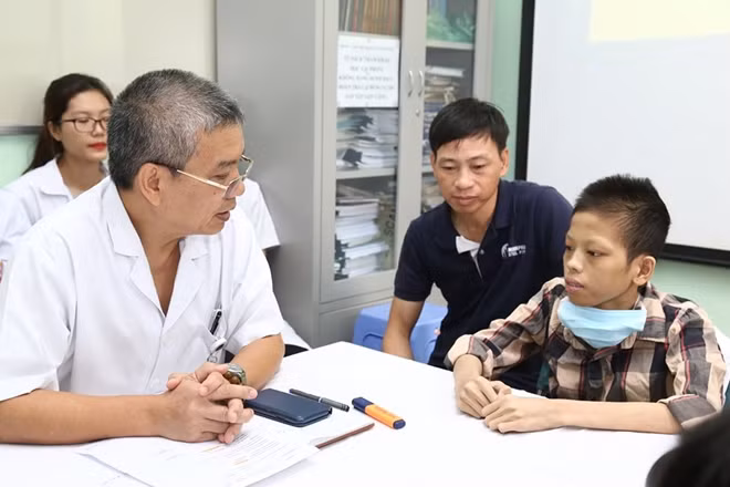 PGS.TS Nguyễn Hữu Ước đang dặn dò bệnh nhân và gia đình trước khi xuất viện