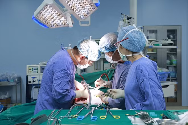 Các bác sĩ đang phẫu thuật cho bệnh nhân