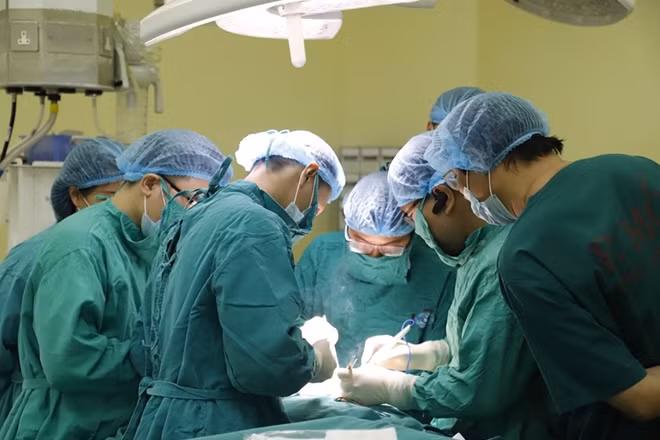 Các bác sĩ đang phẫu thuật cắt bỏ khối u, toàn bộ tuyến vú cho bệnh nhân