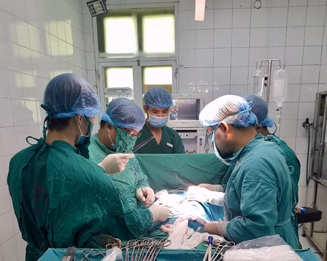Các bác sĩ phẫu thuật cắt bỏ khối u cho bệnh nhân