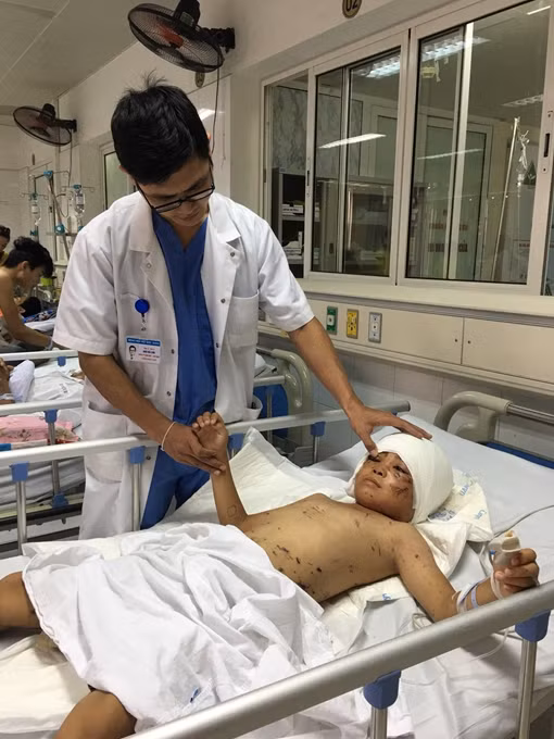 Bị 2 con chó tấn công, bé trai 12 tuổi mất tai, lóc da đầu