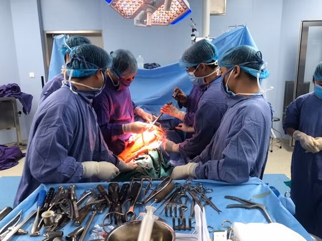 Các bác sĩ phẫu thuật thay khớp háng cho cụ ông