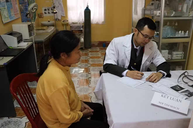 Sau khi khám sức khỏe, bác sĩ còn tư vấn cho người dân về cách phòng một số bệnh