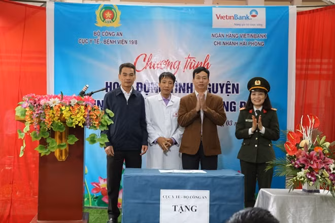 Đại tá Phạm Thị Lan Anh, Phó Cục trưởng Cục Y tế trao tặng bộ dụng cụ khám bệnh cho Trạm Y tế xã Quang Trung