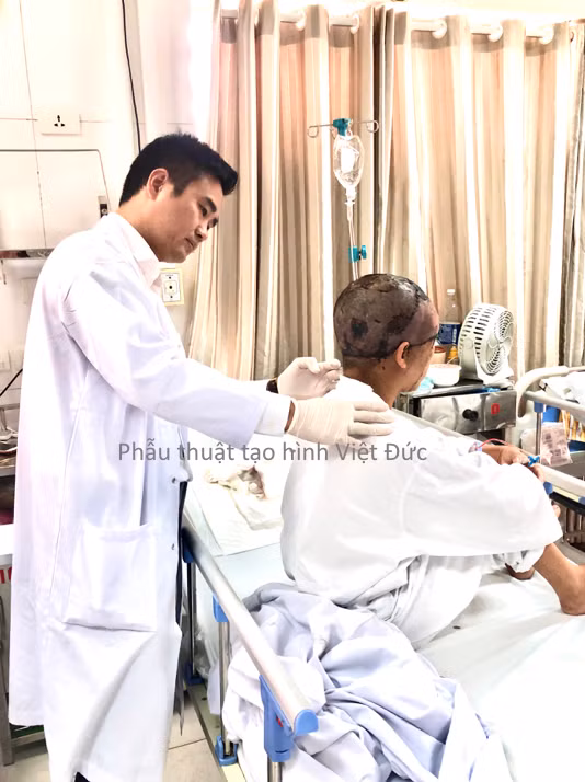 BS Trực đang khám cho bệnh nhân 2 tuần sau mổ