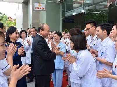 Thủ tướng thăm và chúc mừng các thầy thuốc Bệnh viện Nhi Trung ương