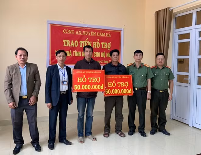 Công an huyện Đầm Hà và chính quyền địa phương trao 100 triệu đồng cho 2 hộ gia đình có hoàn cảnh đặc biệt khó khăn