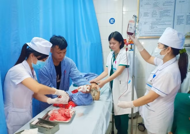 Bác sĩ cấp cứu, xử trí vết thương 2 bàn chân cho bé D