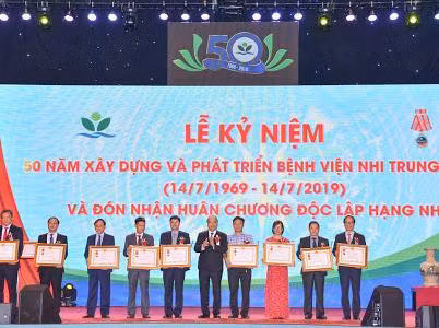 Thủ tướng Nguyễn Xuân Phúc trao Bằng khen cho các tập thể, cá nhân xuất sắc