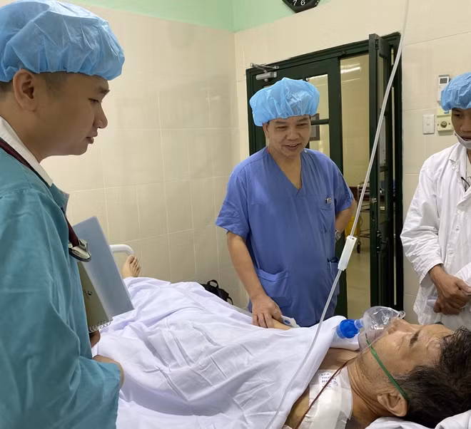 PGS.TS Nguyễn Hữu Ước và Ths Lê Nhật Tiên thăm bệnh nhân người Nhật