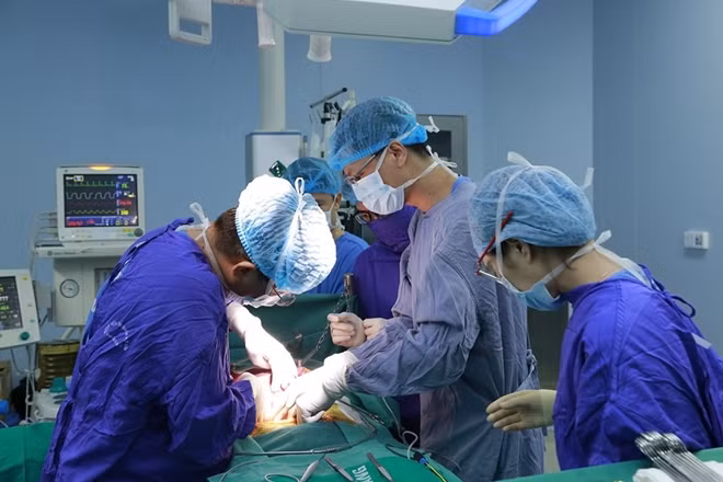 Kíp phẫu thuật đang lấy khối u trong gan ra cho bệnh nhân