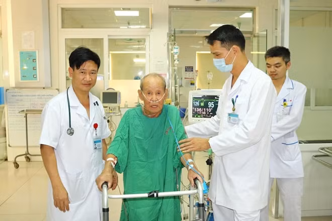 Cụ N. tập đi sau phẫu thuật
