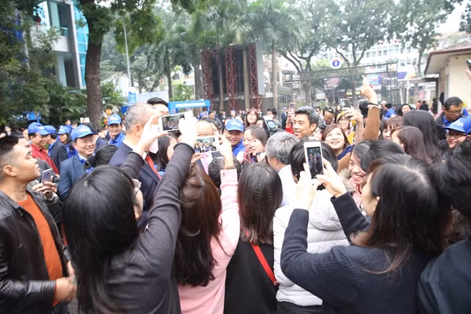 Người hâm mộ vây quanh chụp ảnh với ông Park