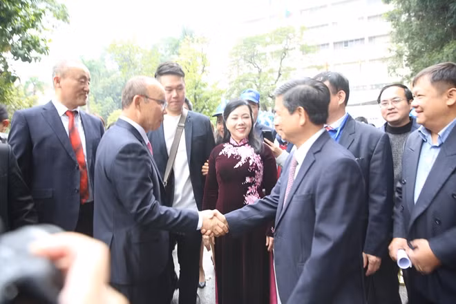 Các đại biểu bắt tay ông Park
