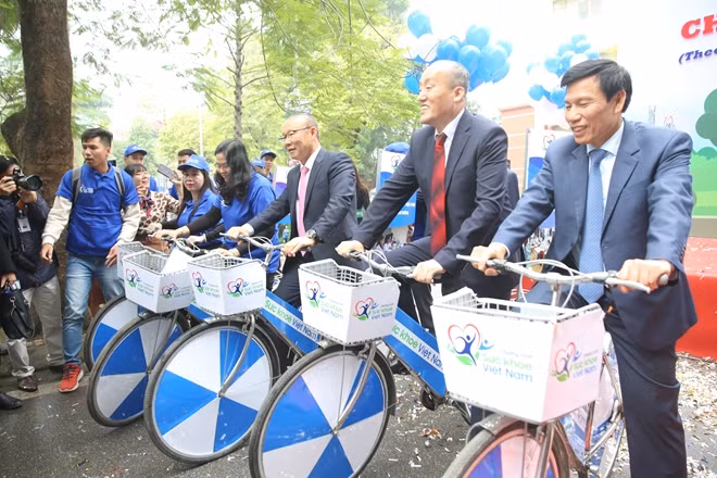 Ông Park và các đại biểu đi xe đạp hưởng ứng phong trào tăng cường vận động thể lực