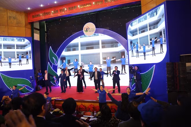 Các đại biểu tập thể dục giữa giờ