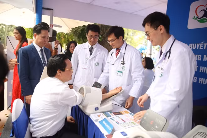 Bộ trưởng Phùng Xuân Nhạ kiểm tra huyết áp