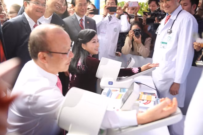 Ông Park và Bộ trưởng Nguyễn Thị Kim Tiến kiểm tra huyết áp