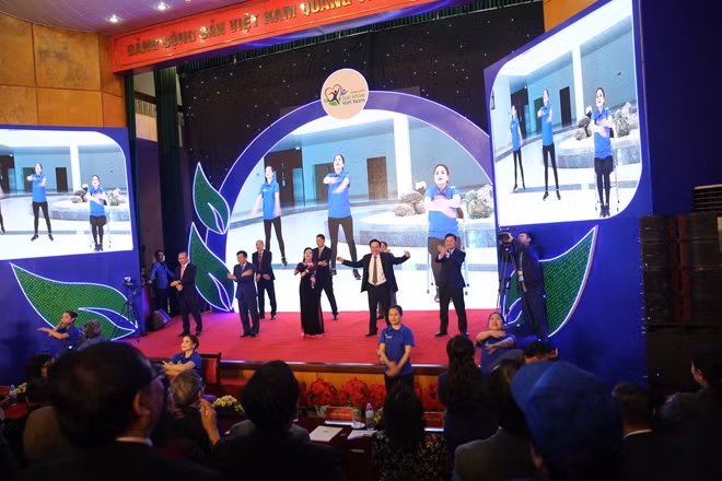 Ông Park và các đại biểu tập thể dục giữa giờ