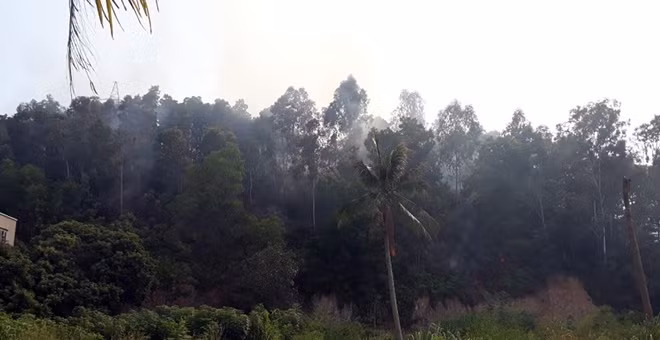 Gió to khiến đám cháy tuy được khống chế nhưng vẫn lan ra uy hiếp một số hộ dân