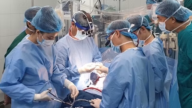 Một ca phẫu thuật tim tại BV Nhi Trung ương
