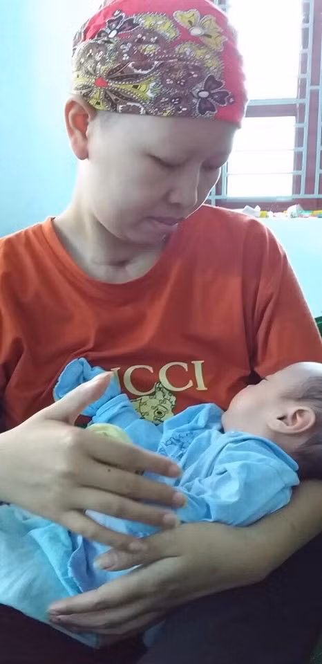 Bé Bình An khỏe mạnh lớn lên trong vòng tay mẹ