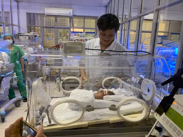Bé Bình An được chăm sóc và theo dõi 24/24h