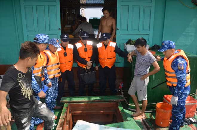 Hai lực lượng chức năng kiểm tra tàu cá của ngư dân Việt Nam